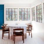 Pinceladas de azul en el interior de una casa vintage entre el bosque y el mar