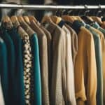 Un estante de ropa retro en una boutique, que presenta vestidos de los años 1950 y blusas de los años 1970